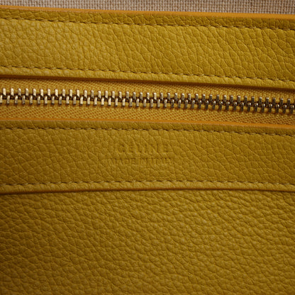 Celine Cabas Phantom, kleine Schultertasche aus gelbem Leder