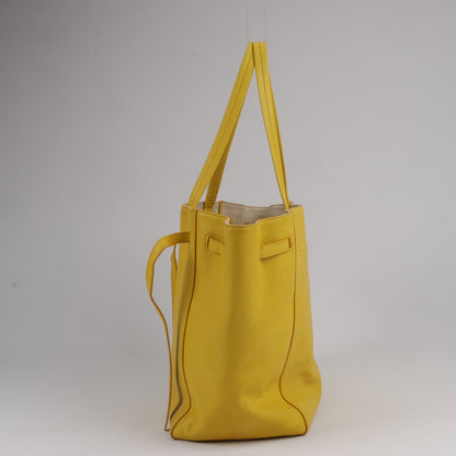 Celine Cabas Phantom, kleine Schultertasche aus gelbem Leder
