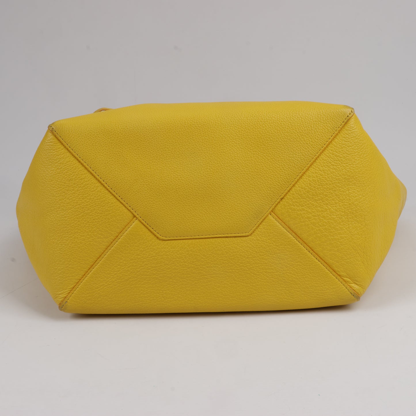 Celine Cabas Phantom, kleine Schultertasche aus gelbem Leder