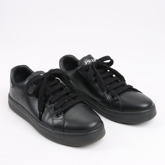 PRADA Logo-Leder-Sneaker in Schwarz × Weiß 1E282N, Größe 37,5 EU