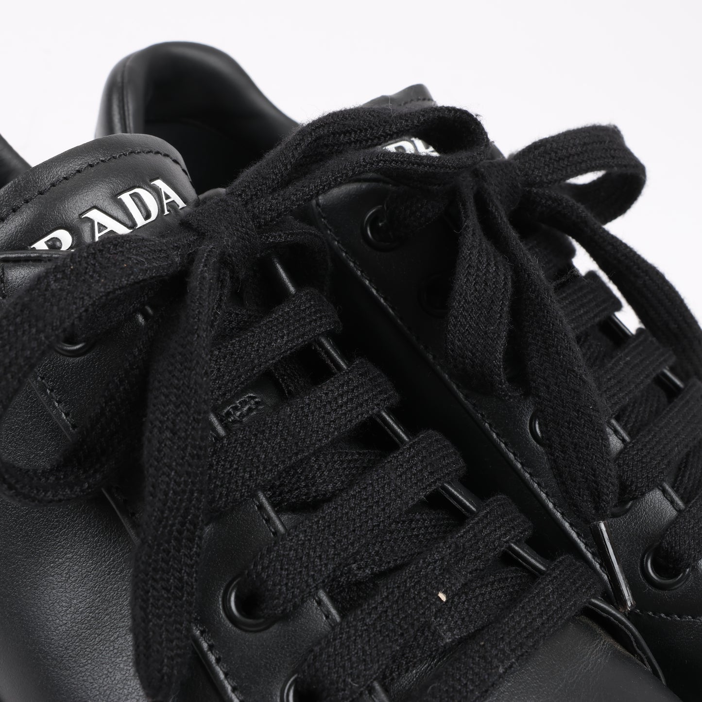 PRADA Logo-Leder-Sneaker in Schwarz × Weiß 1E282N, Größe 37,5 EU