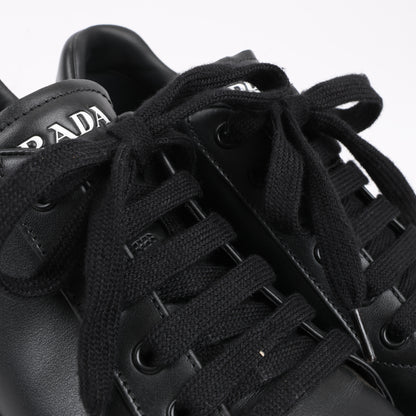 PRADA Logo-Leder-Sneaker in Schwarz × Weiß 1E282N, Größe 37,5 EU