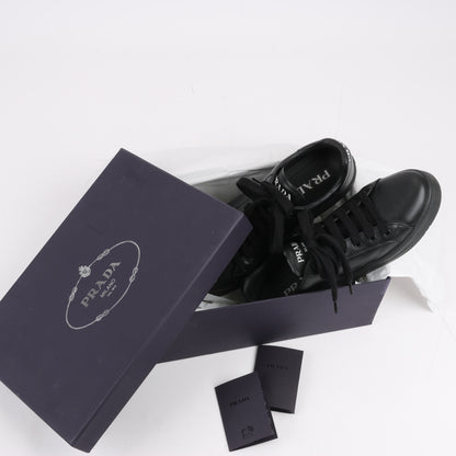 PRADA Logo-Leder-Sneaker in Schwarz × Weiß 1E282N, Größe 37,5 EU