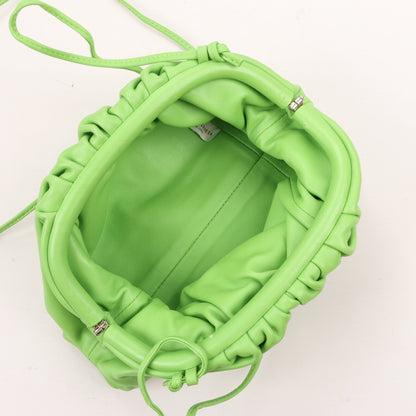 Bottega Veneta – Mini-Umhängetasche „The Pouch“ aus Leder in Säuregrün