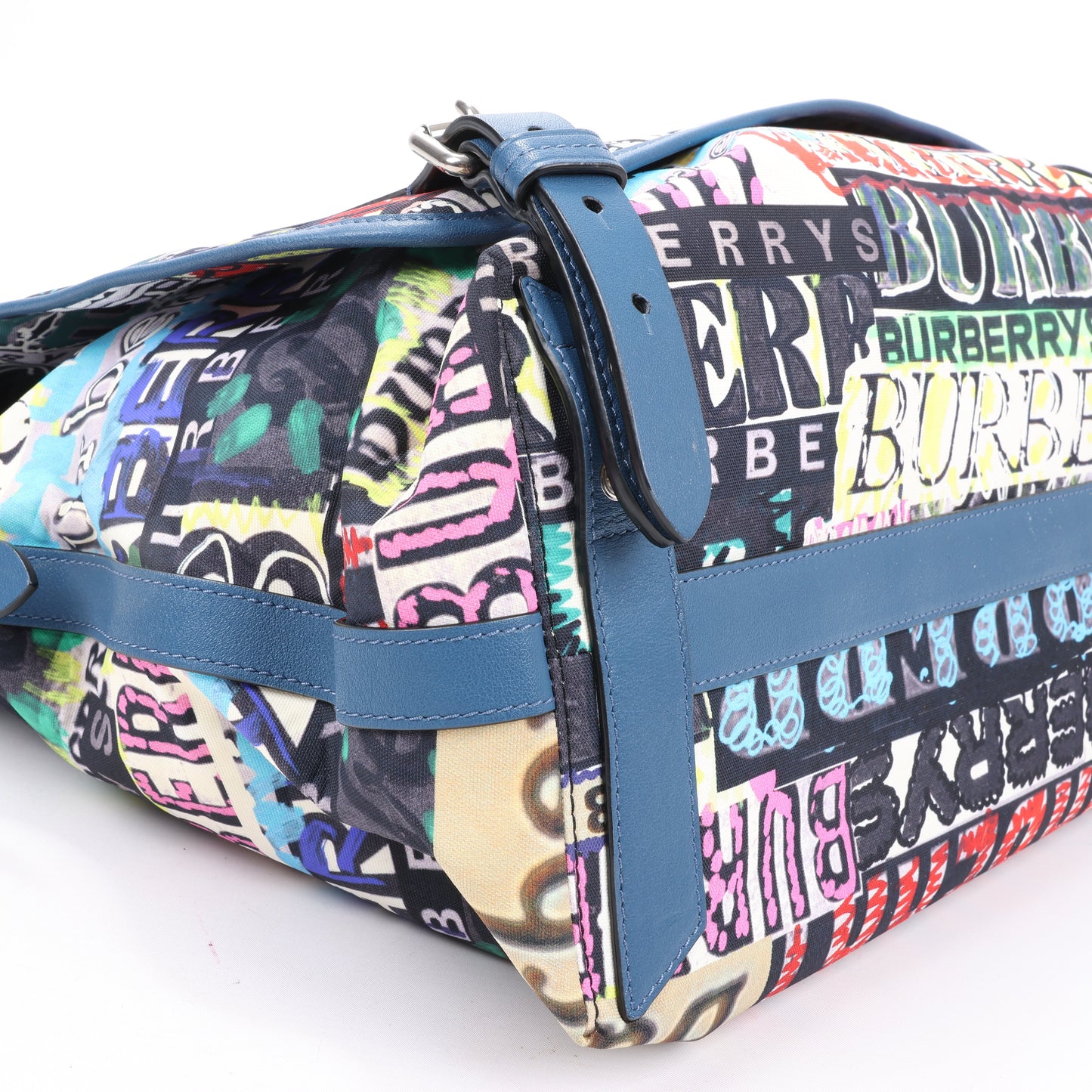 Burberry – Kuriertasche mit Graffiti-Logo-Print, mehrfarbig