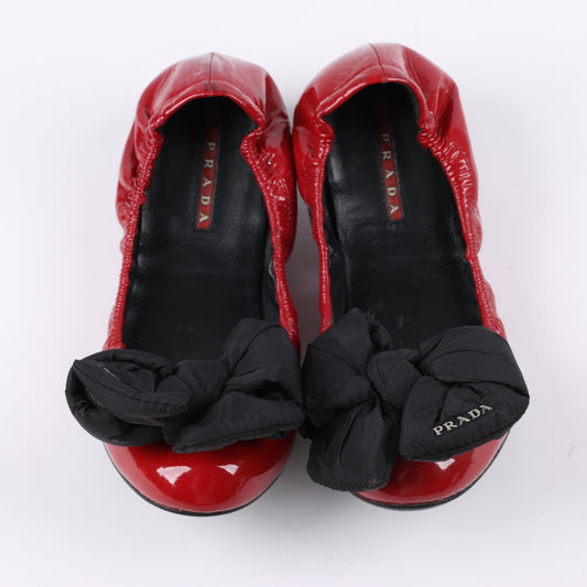 Ballerines Prada en cuir verni rouge avec nœud noir, taille 36,5 EU