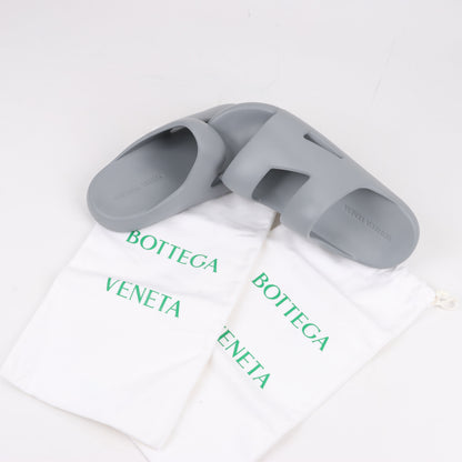 Bottega Veneta Gummiband-Sandalen in Grau, Größe 43 EU