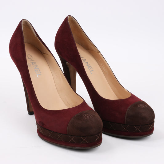 Chanel – Burgunderrote/braune CC-Pumps mit Plateauabsatz und Kappe aus Wildleder, Größe 40,5 EU