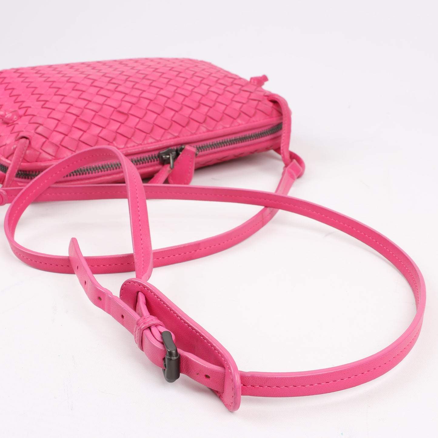 Bottega Veneta Intrecciato Nodini Umhängetasche in Rosa