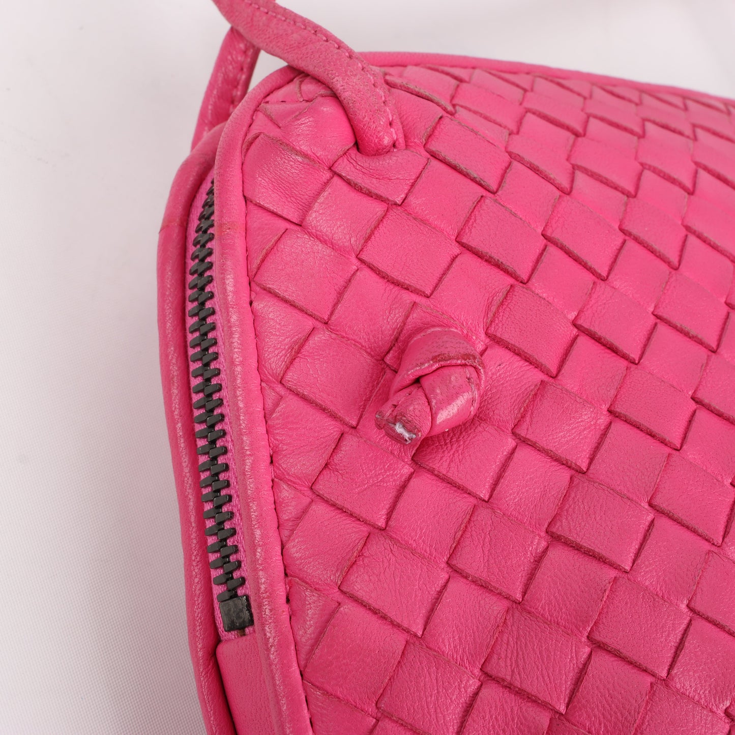 Bottega Veneta Intrecciato Nodini Umhängetasche in Rosa