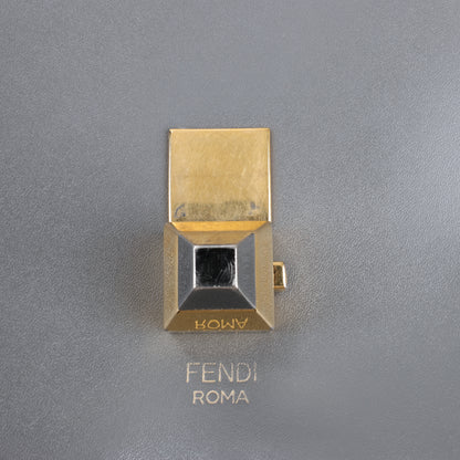 FENDI Mini Kan I Schultertasche aus Leder mit Kette in Grau 8M0381