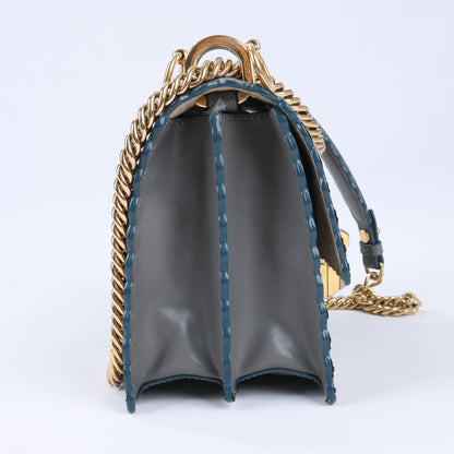 FENDI Mini Kan I Schultertasche aus Leder mit Kette in Grau 8M0381