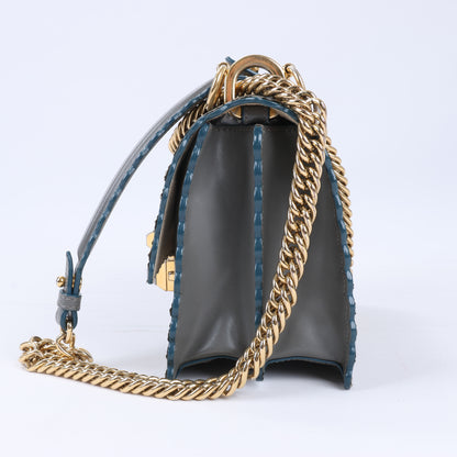 FENDI Mini Kan I Schultertasche aus Leder mit Kette in Grau 8M0381