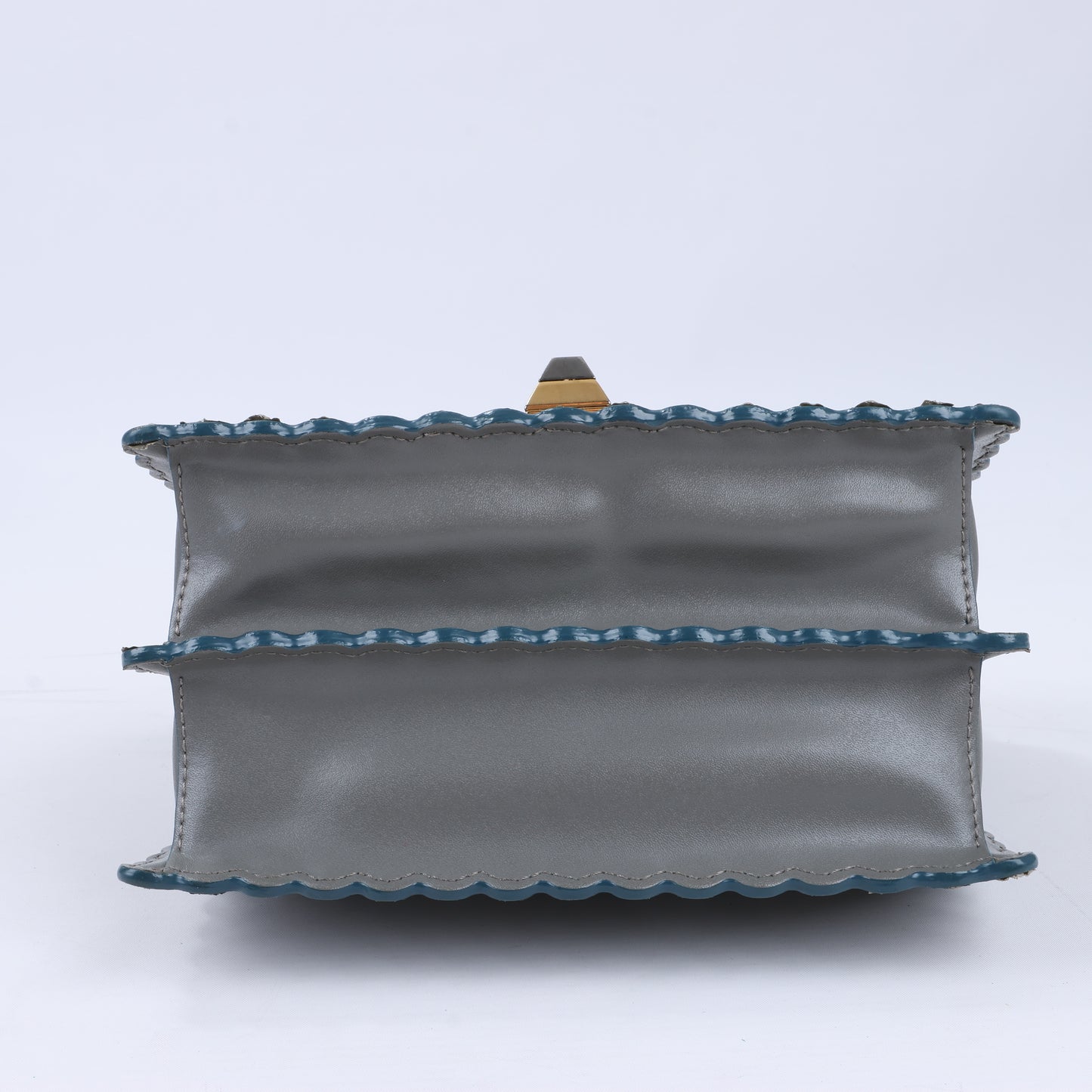 FENDI Mini Kan I Schultertasche aus Leder mit Kette in Grau 8M0381