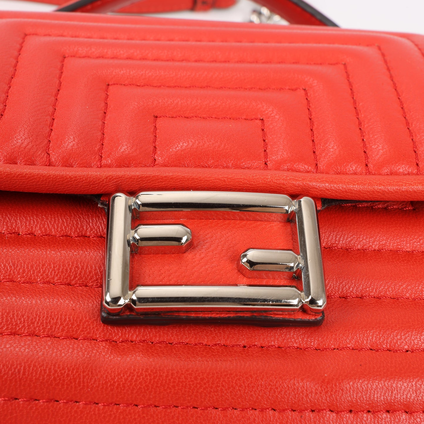 FENDI Double Micro Baguette Leder-Umhängetasche mit Kette in Rot 8M0371