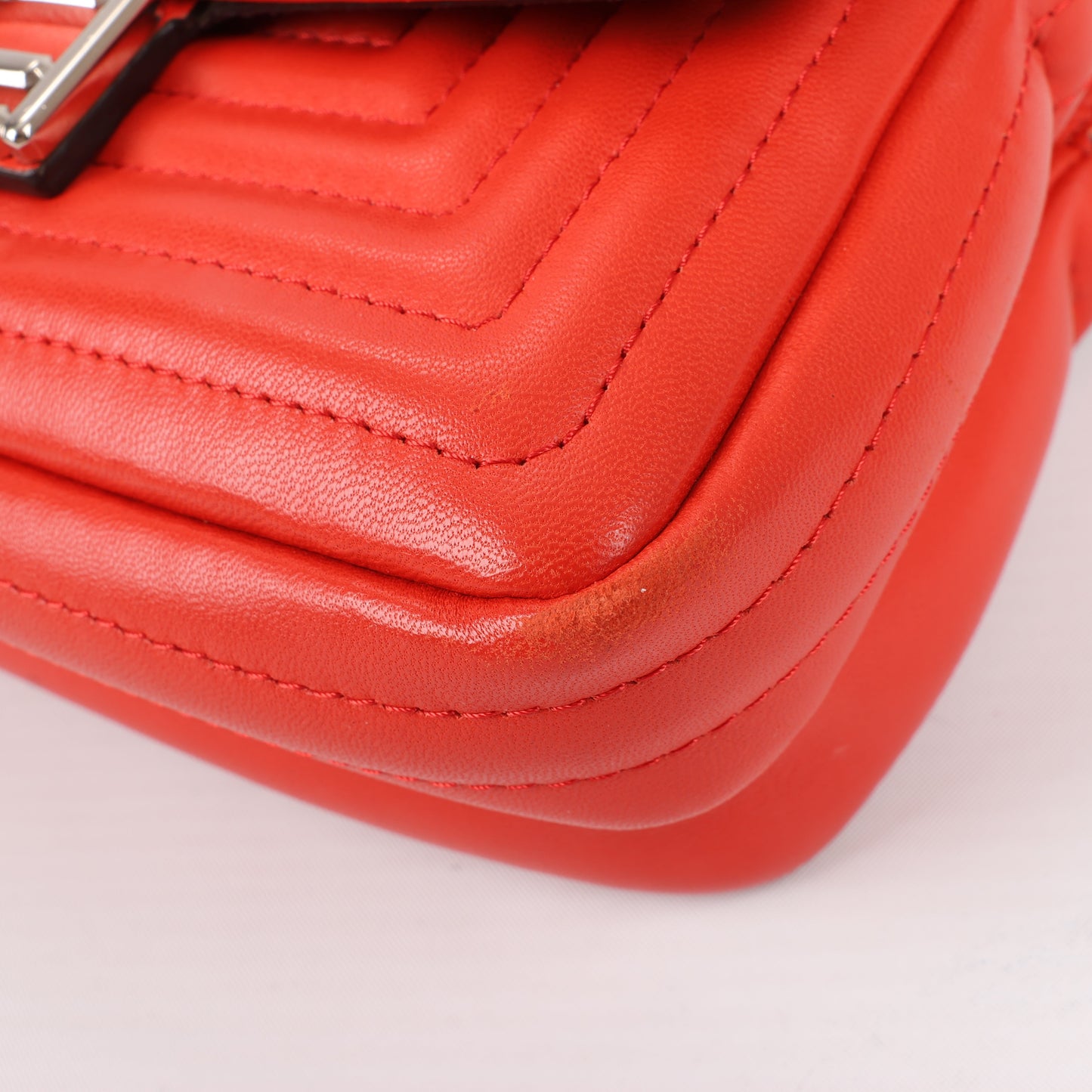 FENDI Double Micro Baguette Leder-Umhängetasche mit Kette in Rot 8M0371