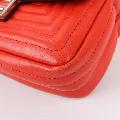 FENDI Double Micro Baguette Leder-Umhängetasche mit Kette in Rot 8M0371
