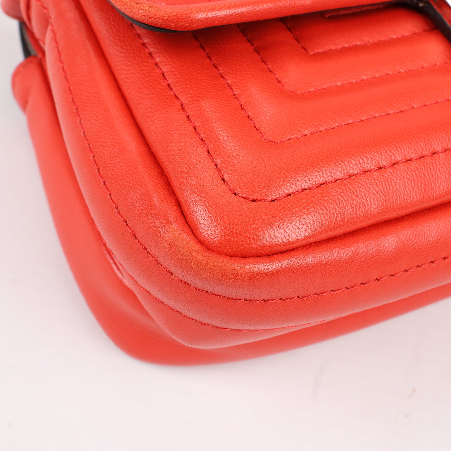 FENDI Double Micro Baguette Leder-Umhängetasche mit Kette in Rot 8M0371