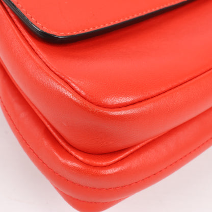 FENDI Double Micro Baguette Leder-Umhängetasche mit Kette in Rot 8M0371