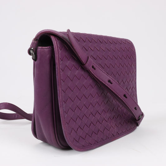 BOTTEGA VENETA Umhängetasche aus Intrecciato-Leder in Lila