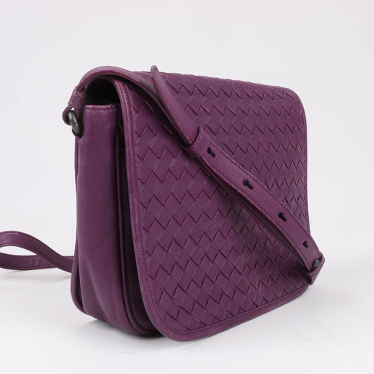 BOTTEGA VENETA Umhängetasche aus Intrecciato-Leder in Lila