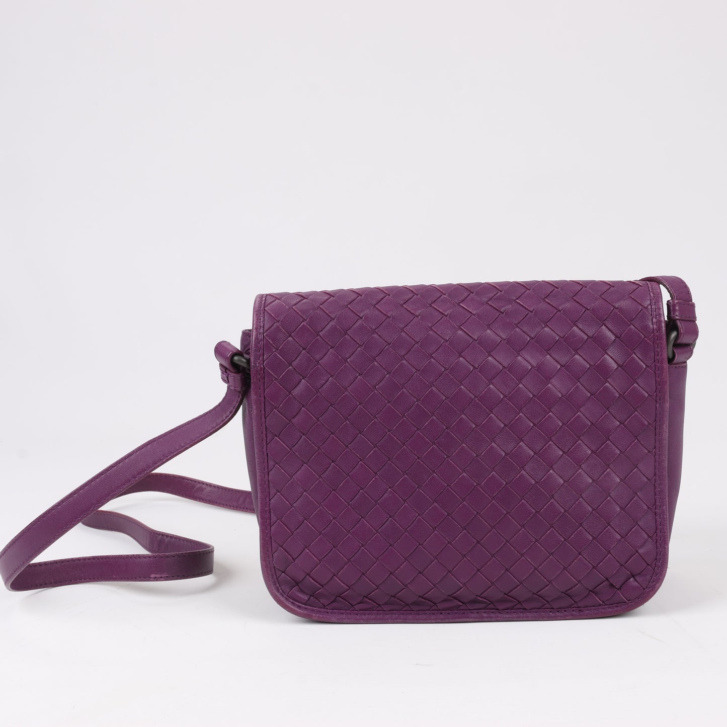 BOTTEGA VENETA Umhängetasche aus Intrecciato-Leder in Lila