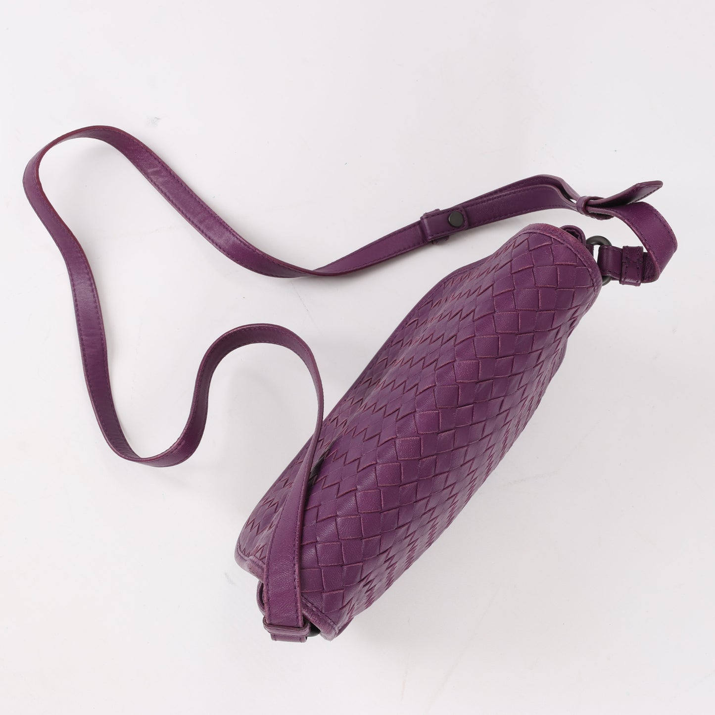 BOTTEGA VENETA Umhängetasche aus Intrecciato-Leder in Lila