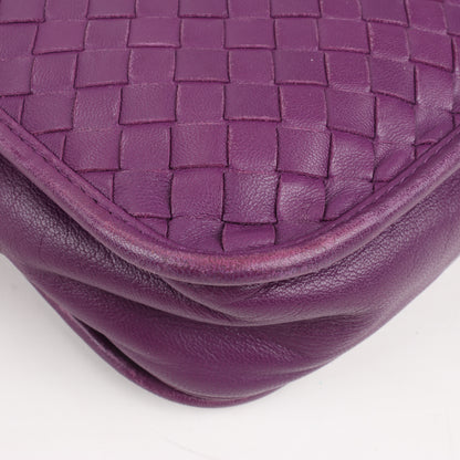 BOTTEGA VENETA Umhängetasche aus Intrecciato-Leder in Lila