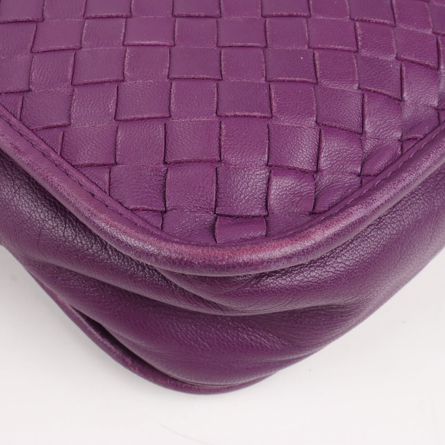 BOTTEGA VENETA Umhängetasche aus Intrecciato-Leder in Lila