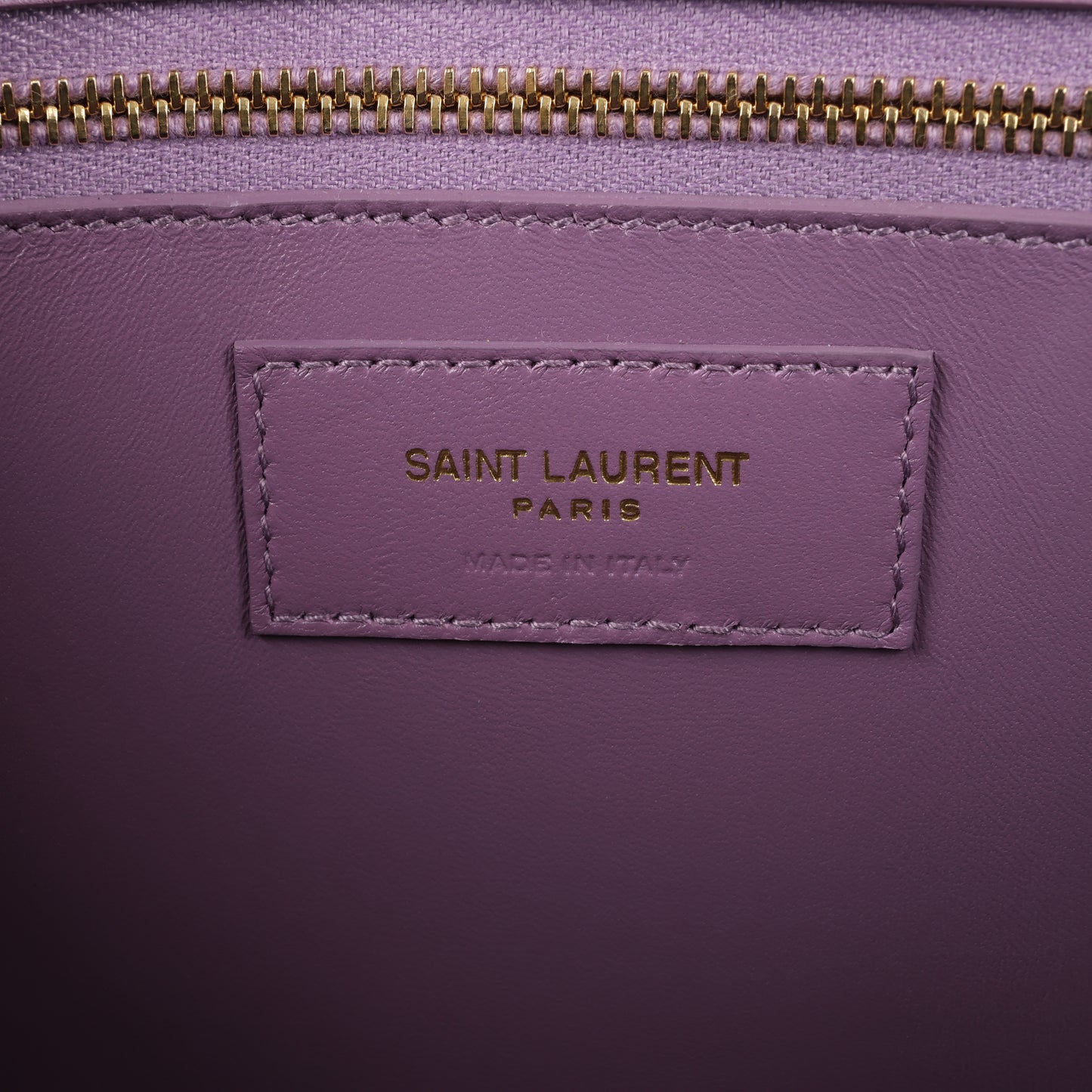 Saint Laurent Paris Carre Schultertasche aus Leder in Lila