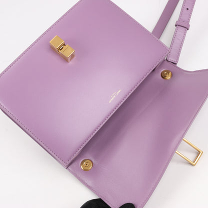 Saint Laurent Paris Carre Schultertasche aus Leder in Lila
