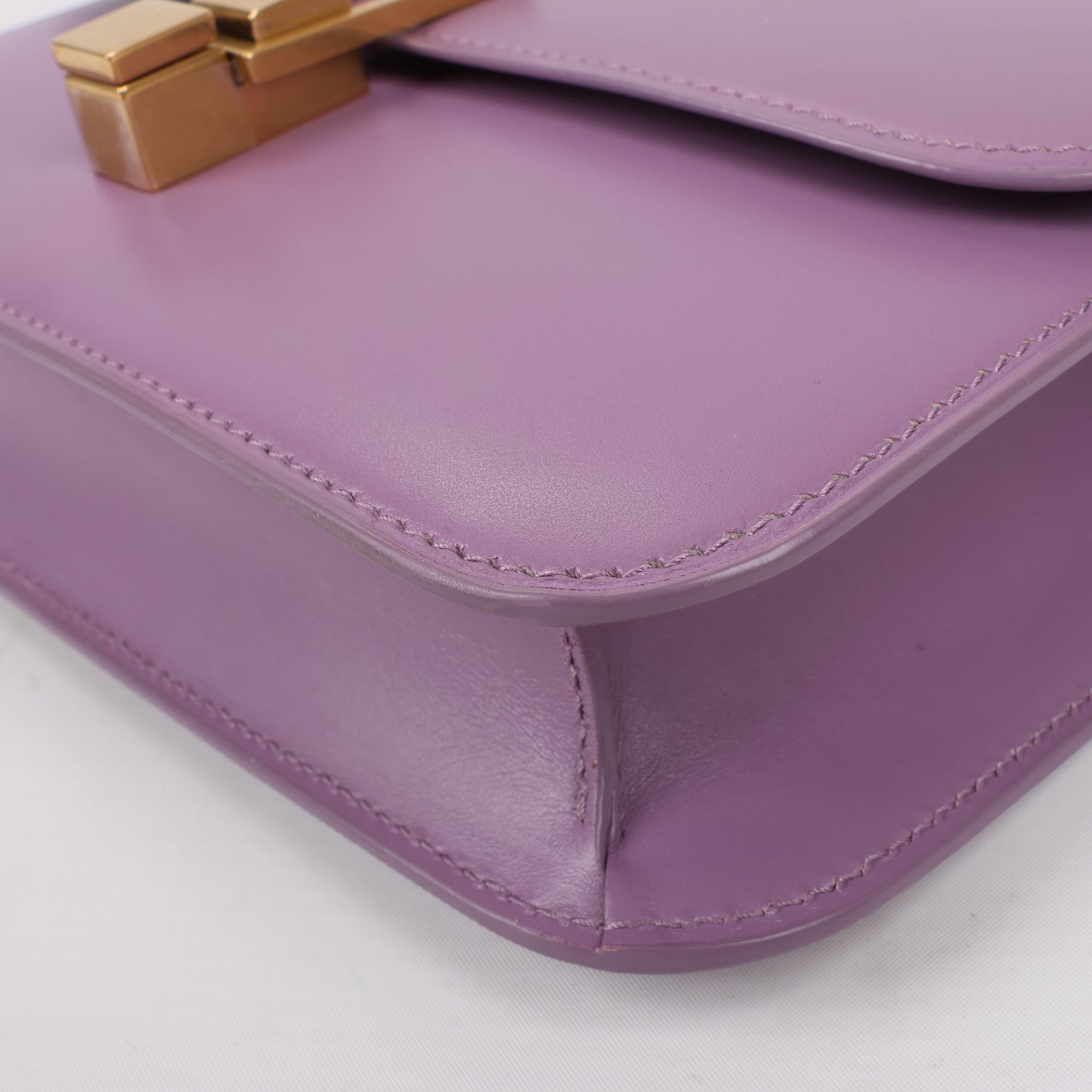 Saint Laurent Paris Carre Schultertasche aus Leder in Lila