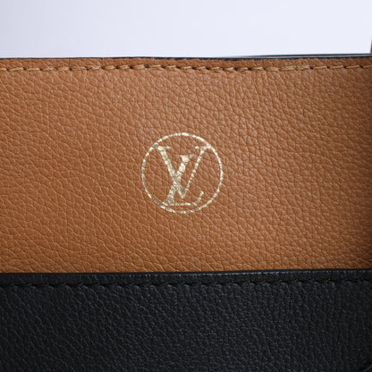 Louis Vuitton Monogram On My Side Handtasche in Marineblau und Kamel M53823