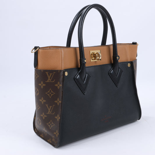 Louis Vuitton Monogram On My Side Handtasche in Marineblau und Kamel M53823