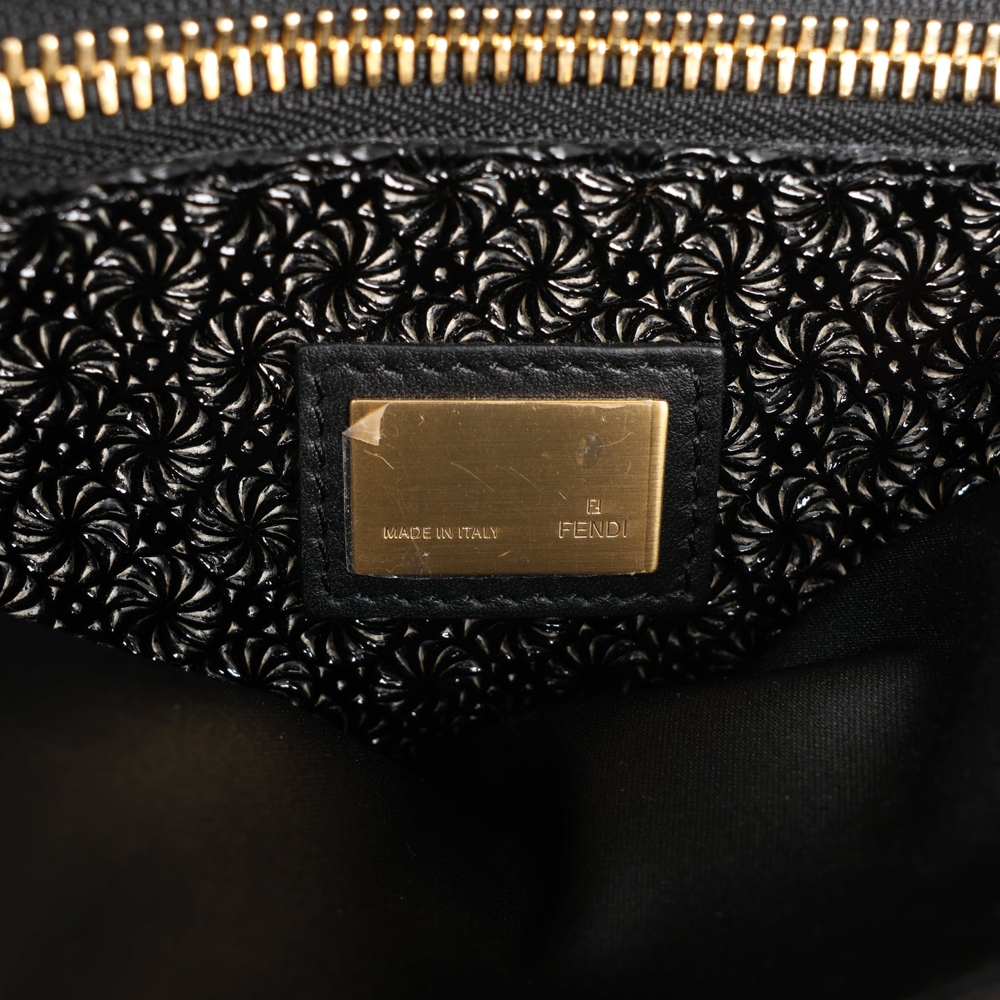 Fendi Peekaboo 2-Wege-Handtasche aus Lackleder in Schwarz 8BN211