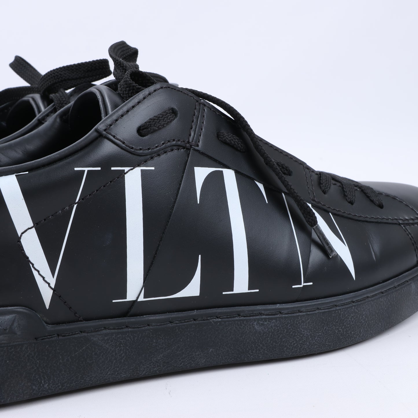 Baskets VLTN Valentino Garavani en cuir noir et blanc, pointure 42