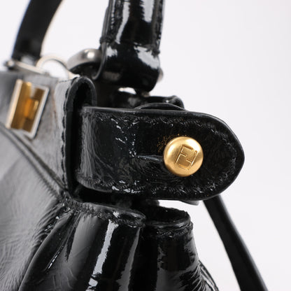 Fendi Peekaboo 2-Wege-Handtasche aus Lackleder in Schwarz 8BN211