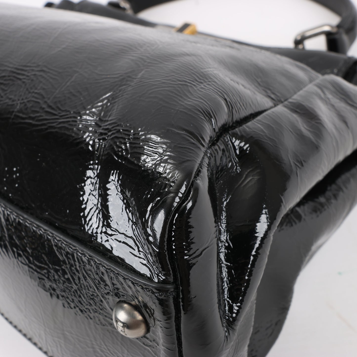 Fendi Peekaboo 2-Wege-Handtasche aus Lackleder in Schwarz 8BN211