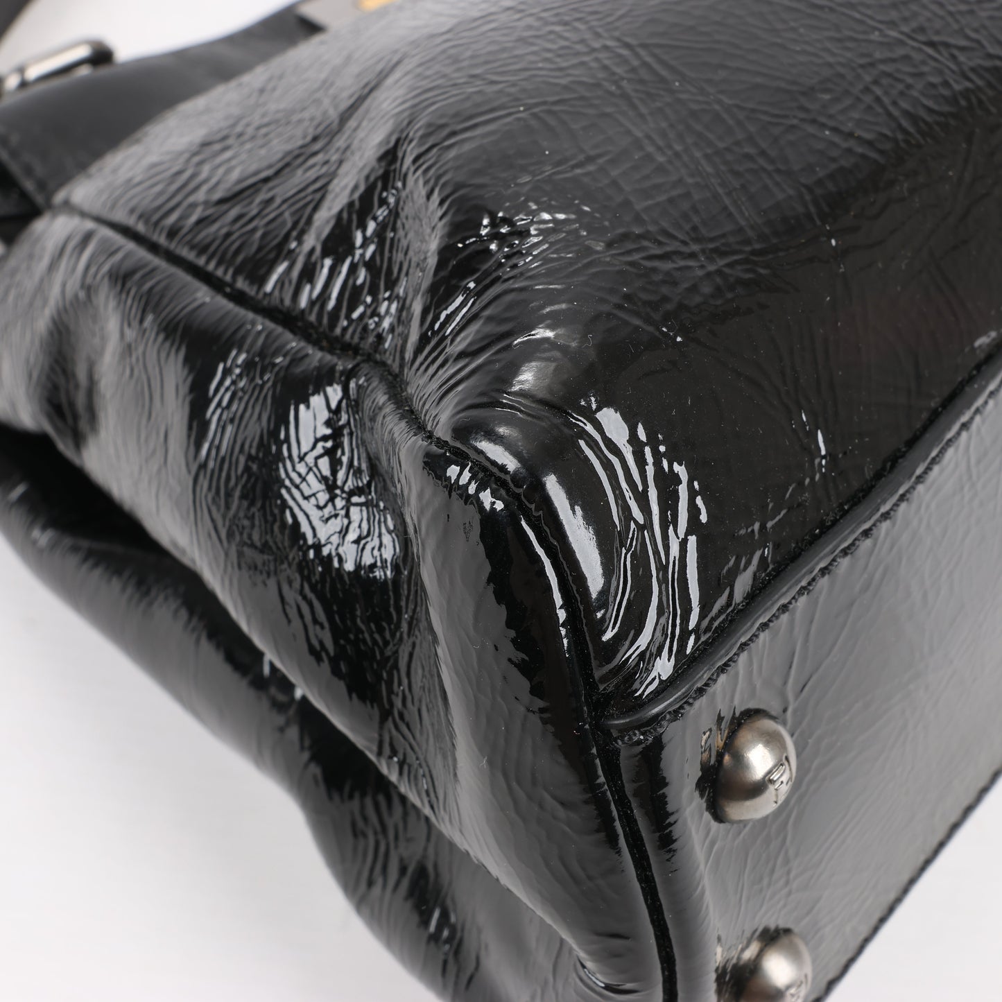 Fendi Peekaboo 2-Wege-Handtasche aus Lackleder in Schwarz 8BN211