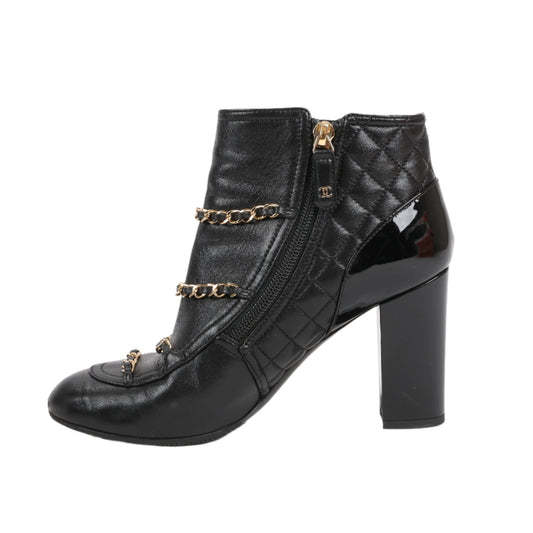 CHANEL Coco Mark Kurze Stiefel aus Matelassé-Leder und Lack in Schwarz G33028, Größe 38 EU