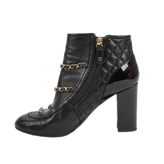 CHANEL Coco Mark Kurze Stiefel aus Matelassé-Leder und Lack in Schwarz G33028, Größe 38 EU