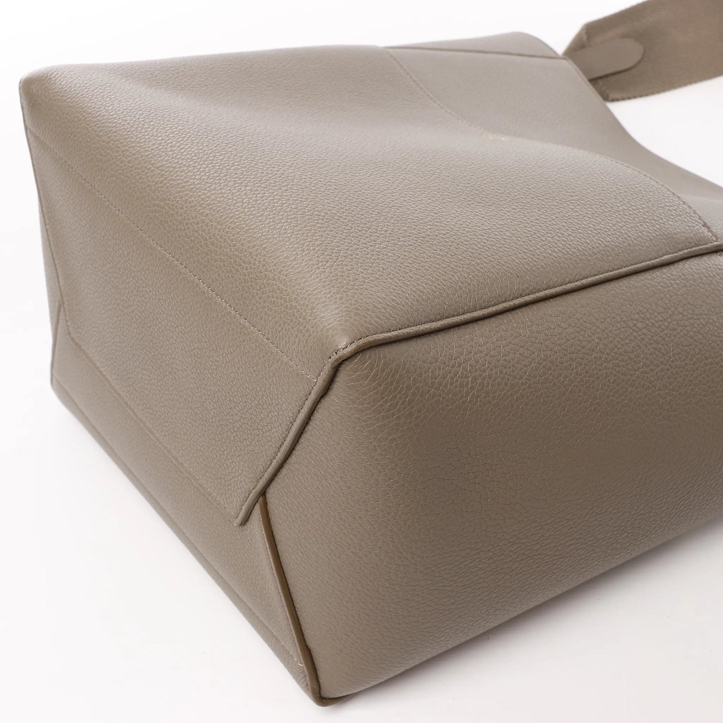 CELINE Seau Sangle Bucket Leder-Umhängetasche in Greige
