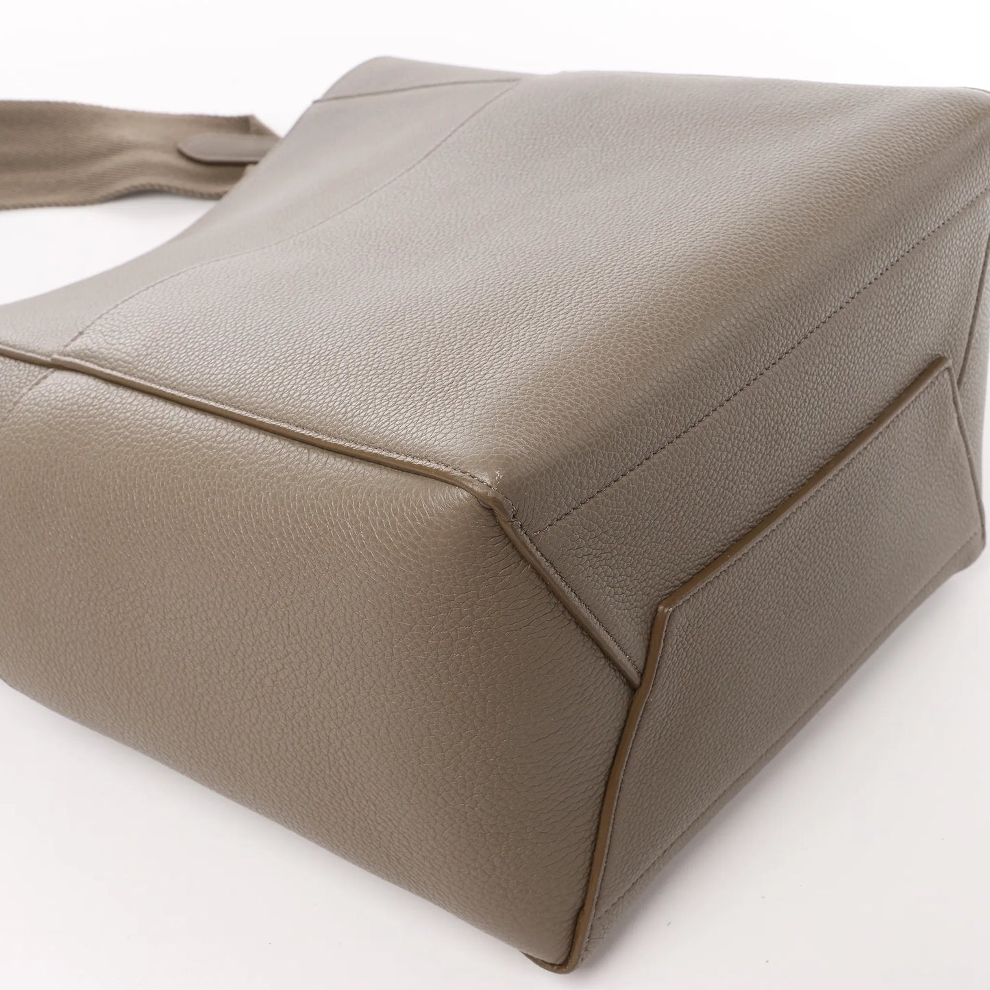 CELINE Seau Sangle Bucket Leder-Umhängetasche in Greige
