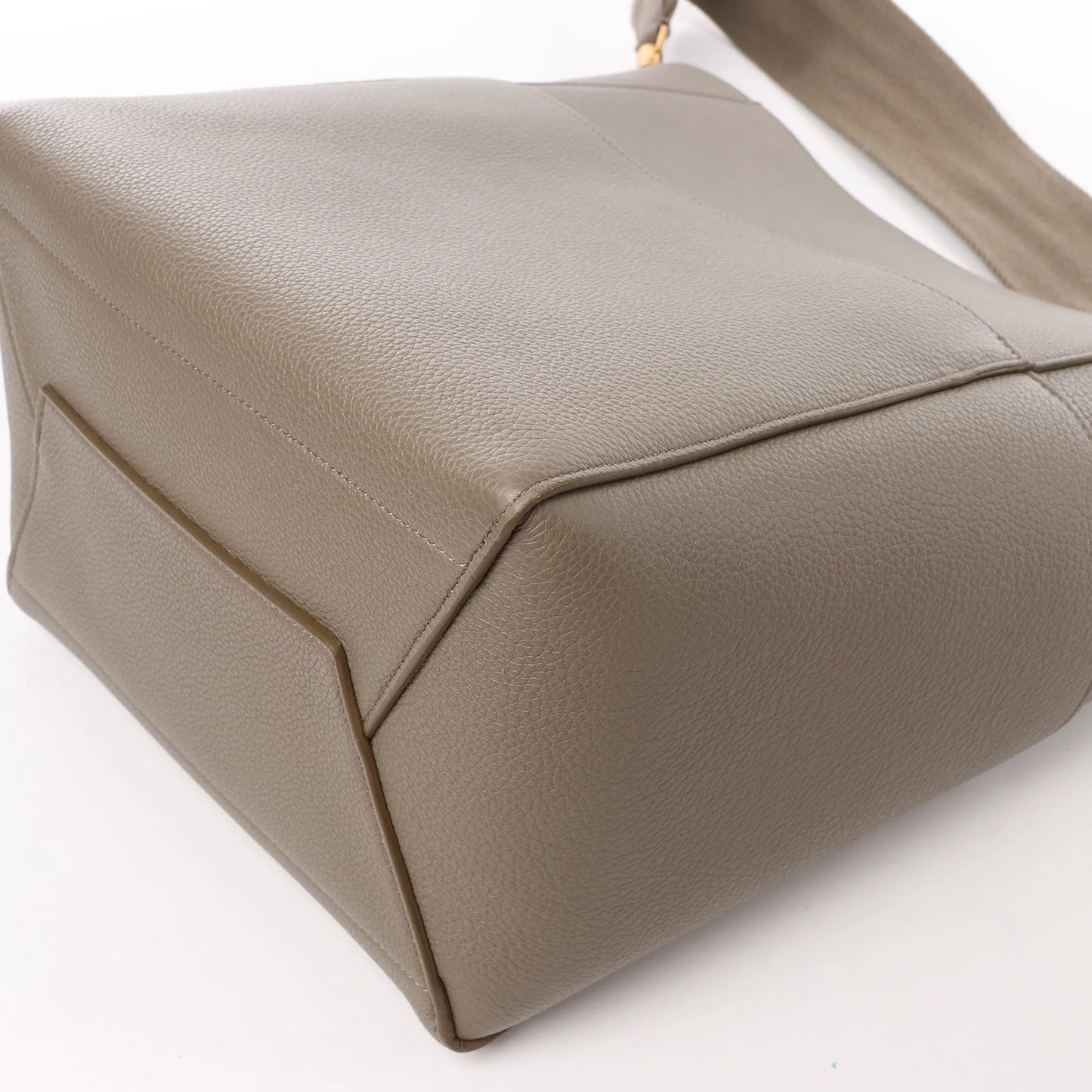 CELINE Seau Sangle Bucket Leder-Umhängetasche in Greige