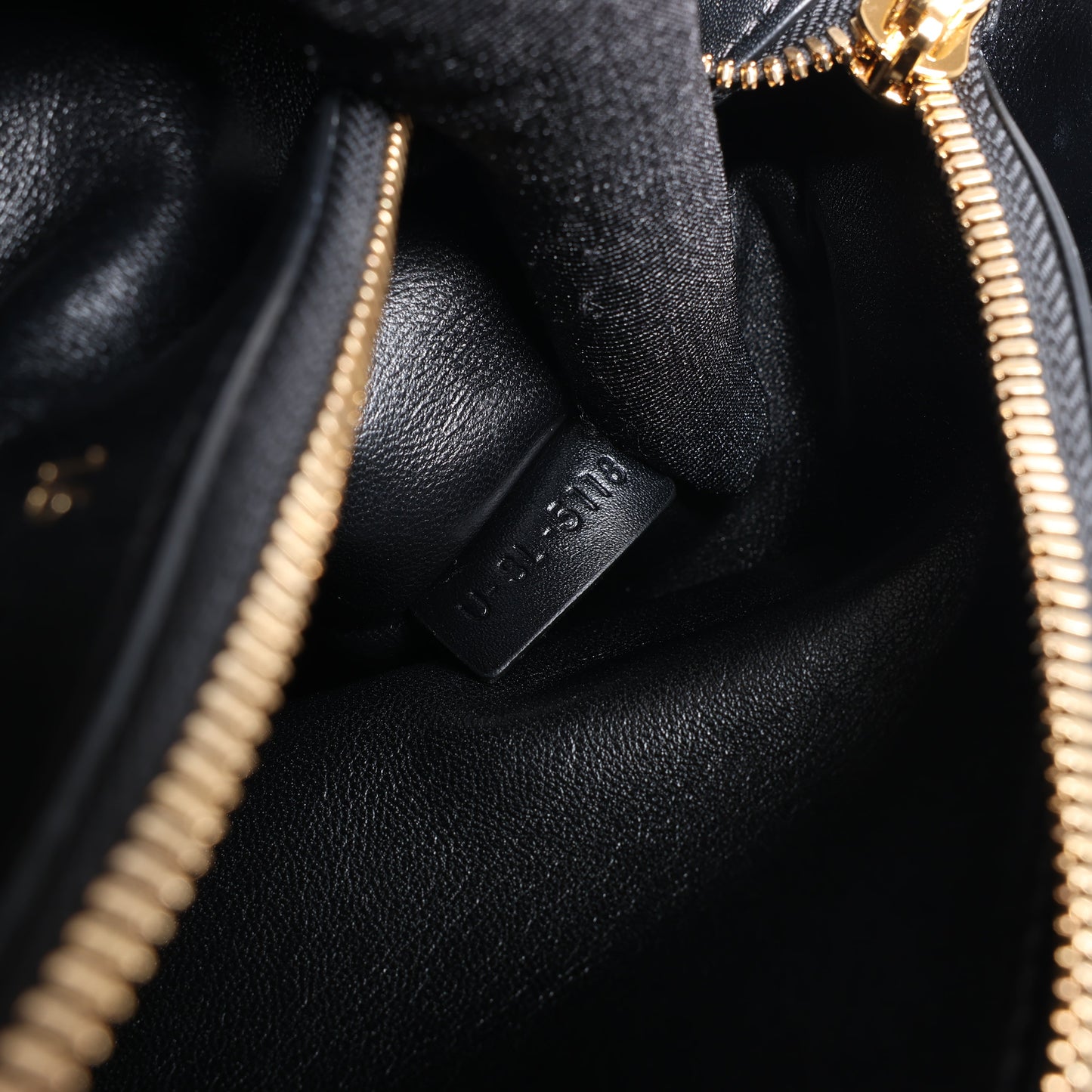 Celine – Sac 16 – Mittlere 2-Wege-Handtasche aus glattem Leder in Schwarz