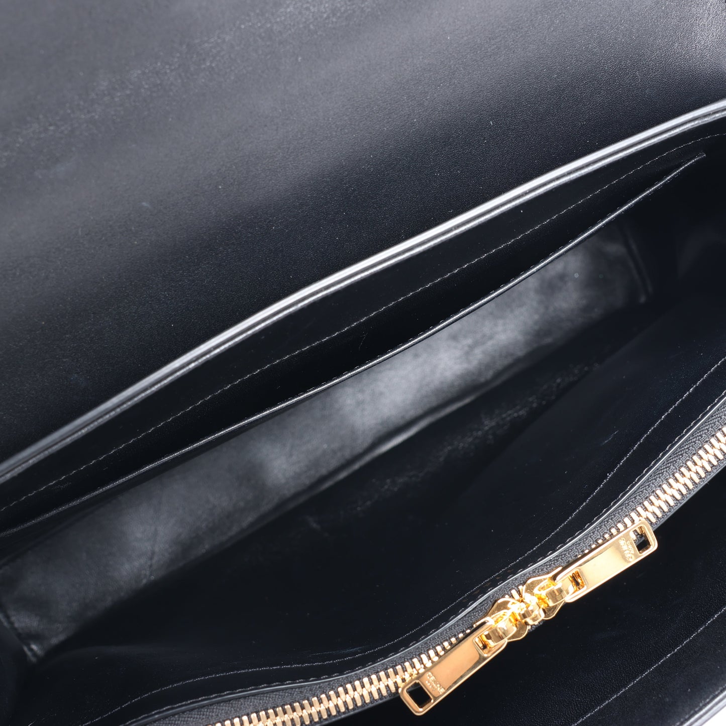 Celine – Sac 16 – Mittlere 2-Wege-Handtasche aus glattem Leder in Schwarz