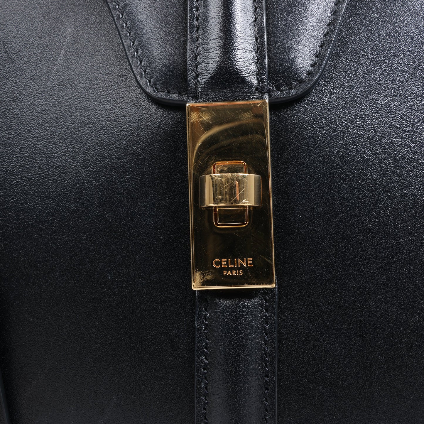 Celine – Sac 16 – Mittlere 2-Wege-Handtasche aus glattem Leder in Schwarz