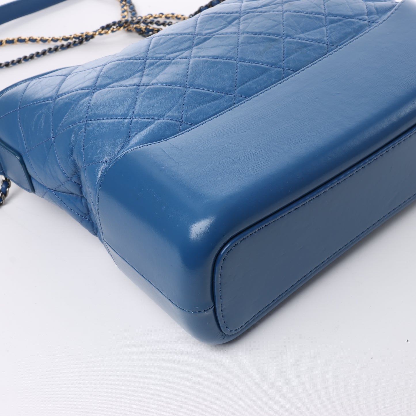 Chanel Gabrielle Doo Chanel Vintage Kalbsleder-Umhängetasche mit Kette Blaugold x Silbermetallbeschläge 27113839