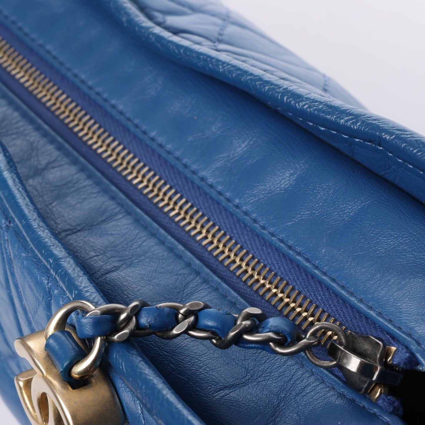 Chanel Gabrielle Doo Chanel Vintage Kalbsleder-Umhängetasche mit Kette Blaugold x Silbermetallbeschläge 27113839