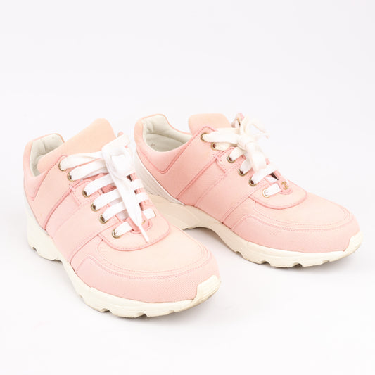 CHANEL CC-Schnürsneaker aus rosa Canvas und weißem Leder, Größe 38,5 EU